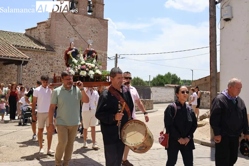 Foto 4 - Sieteiglesias de Tormes honra a sus patronos con la tradicional procesi&oacute;n y un reparto de 60 kilos de cerezas