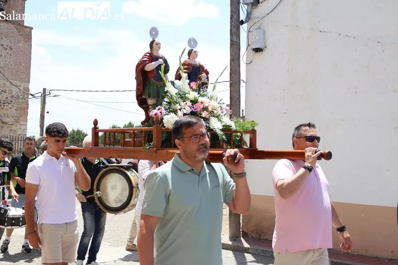 Foto 5 - Sieteiglesias de Tormes honra a sus patronos con la tradicional procesi&oacute;n y un reparto de 60 kilos de cerezas