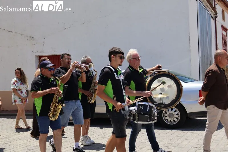 Foto 7 - Sieteiglesias de Tormes honra a sus patronos con la tradicional procesi&oacute;n y un reparto de 60 kilos de cerezas