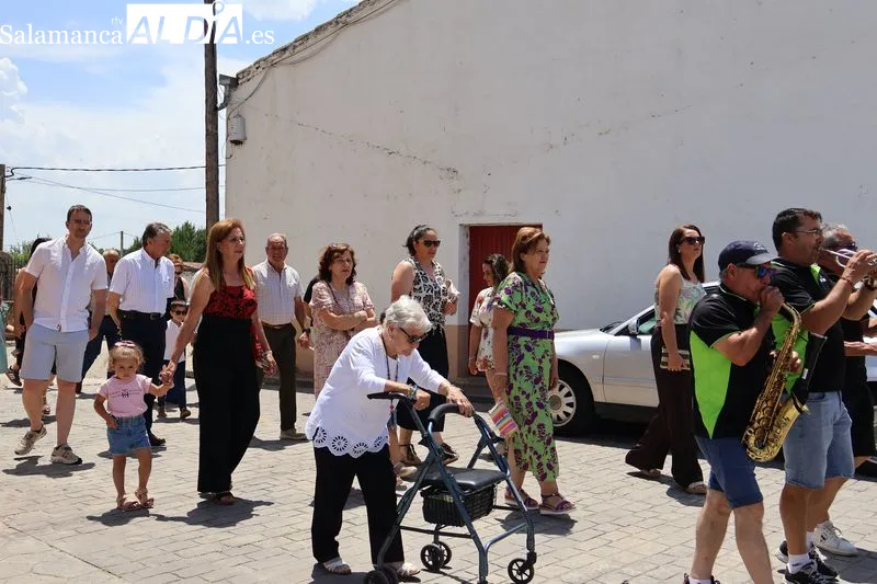 Foto 8 - Sieteiglesias de Tormes honra a sus patronos con la tradicional procesi&oacute;n y un reparto de 60 kilos de cerezas
