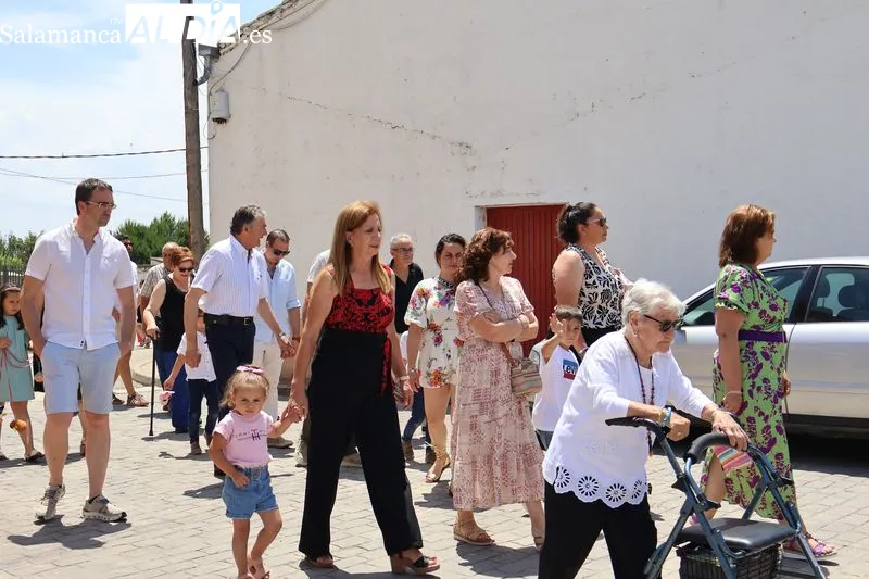 Foto 9 - Sieteiglesias de Tormes honra a sus patronos con la tradicional procesi&oacute;n y un reparto de 60 kilos de cerezas