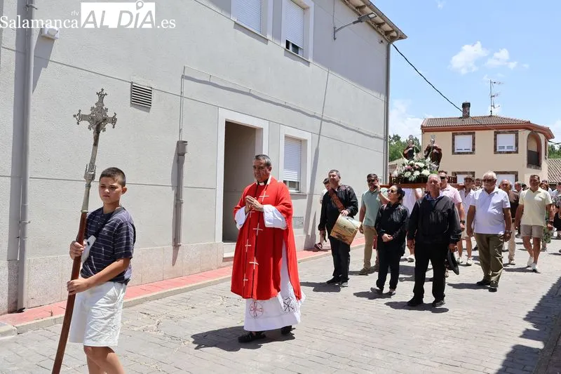 Foto 11 - Sieteiglesias de Tormes honra a sus patronos con la tradicional procesi&oacute;n y un reparto de 60 kilos de cerezas