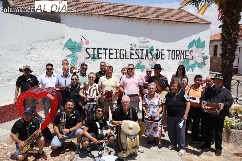 Sieteiglesias de Tormes honra a sus patronos con la tradicional procesión y un reparto de 60 kilos de cerezas | Imagen 1