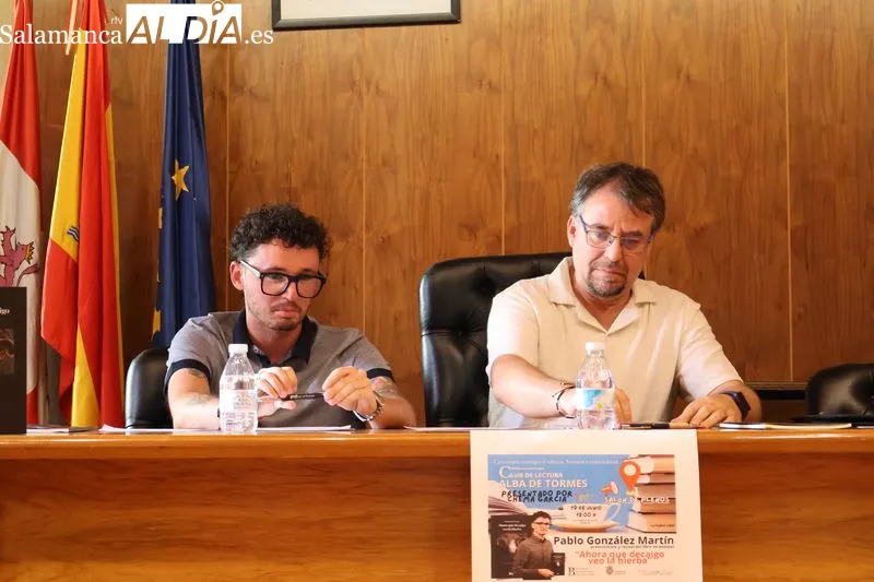 Foto 2 - Pablo Gonz&aacute;lez Mart&iacute;n pone el broche al curso del Club de Lectura de Alba de Tormes con la presentaci&oacute;n de su poemario &lsquo;Ahora que decaigo veo la hierba&rsquo;