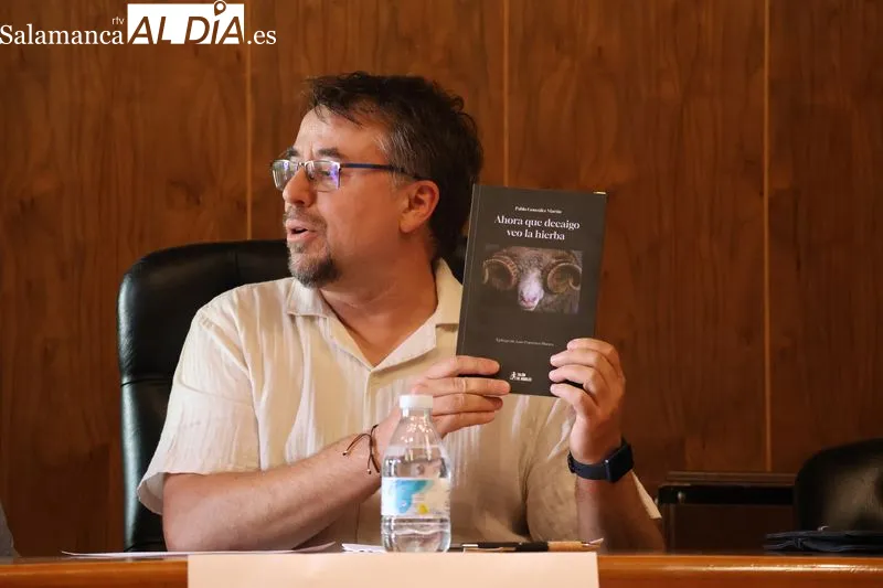 Foto 5 - Pablo Gonz&aacute;lez Mart&iacute;n pone el broche al curso del Club de Lectura de Alba de Tormes con la presentaci&oacute;n de su poemario &lsquo;Ahora que decaigo veo la hierba&rsquo;