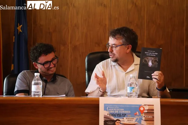 Foto 6 - Pablo Gonz&aacute;lez Mart&iacute;n pone el broche al curso del Club de Lectura de Alba de Tormes con la presentaci&oacute;n de su poemario &lsquo;Ahora que decaigo veo la hierba&rsquo;