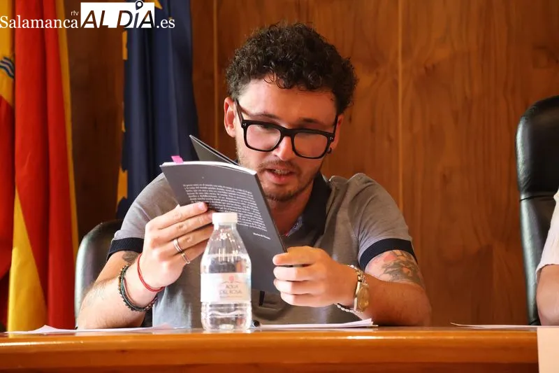 Foto 7 - Pablo Gonz&aacute;lez Mart&iacute;n pone el broche al curso del Club de Lectura de Alba de Tormes con la presentaci&oacute;n de su poemario &lsquo;Ahora que decaigo veo la hierba&rsquo;