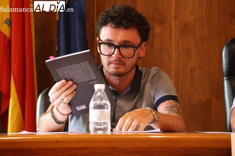 Pablo González Martín pone el broche al curso del Club de Lectura de Alba de Tormes con la presentación de su poemario ‘Ahora que decaigo veo la hierba’