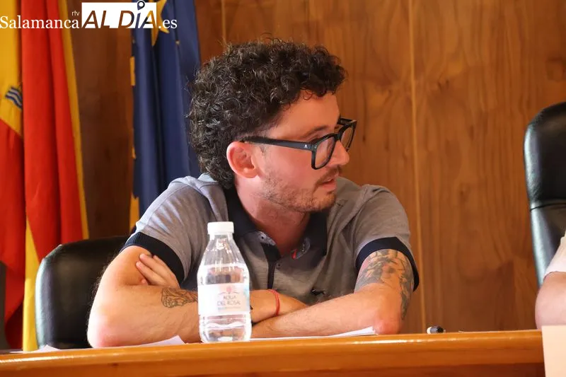 Foto 8 - Pablo Gonz&aacute;lez Mart&iacute;n pone el broche al curso del Club de Lectura de Alba de Tormes con la presentaci&oacute;n de su poemario &lsquo;Ahora que decaigo veo la hierba&rsquo;