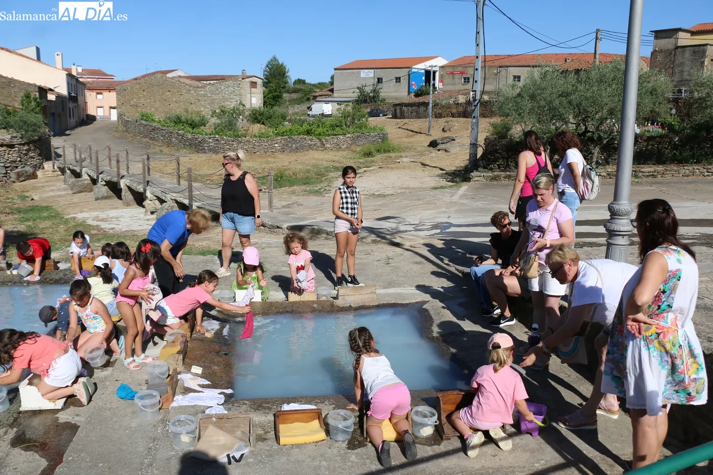 Los más pequeños de Lumbrales disfrutan del 'Dia de las Lavanderas' / CORRAL