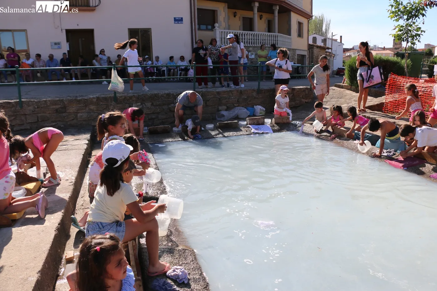 Los más pequeños de Lumbrales disfrutan del 'Dia de las Lavanderas' / CORRAL