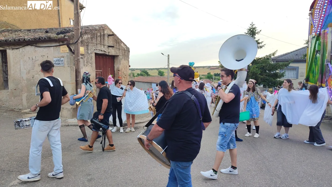 Desfile de carrozas en El Cubo de Don Sancho / CORRAL 