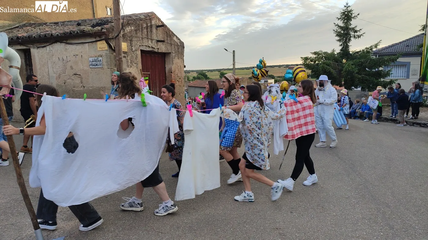 Desfile de carrozas en El Cubo de Don Sancho / CORRAL 