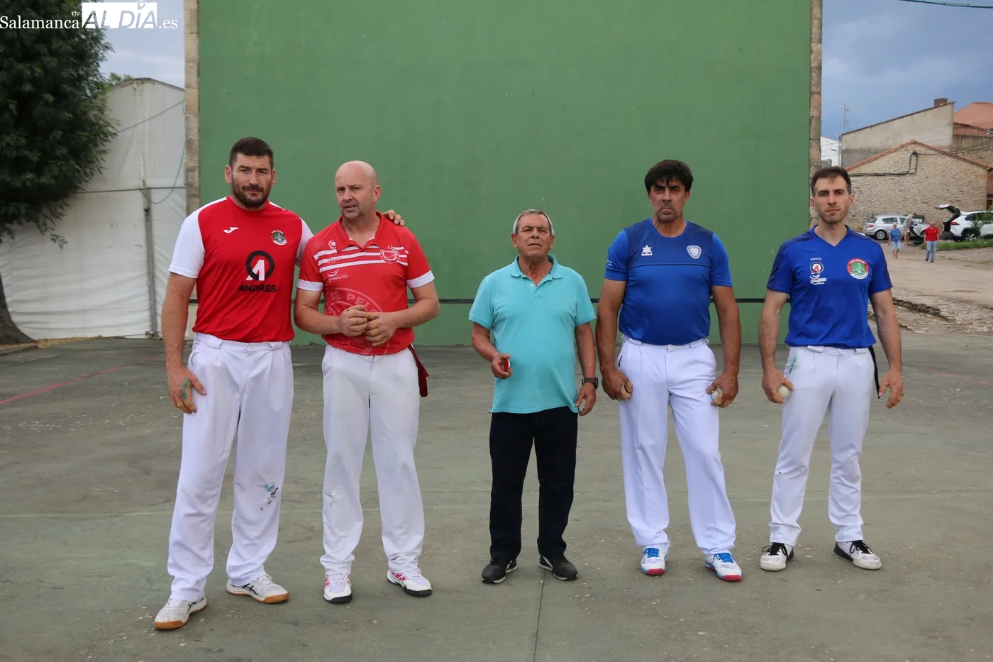 Entretenido partido de pelota en El Milano para enfilar el final de las fiestas / CORRAL