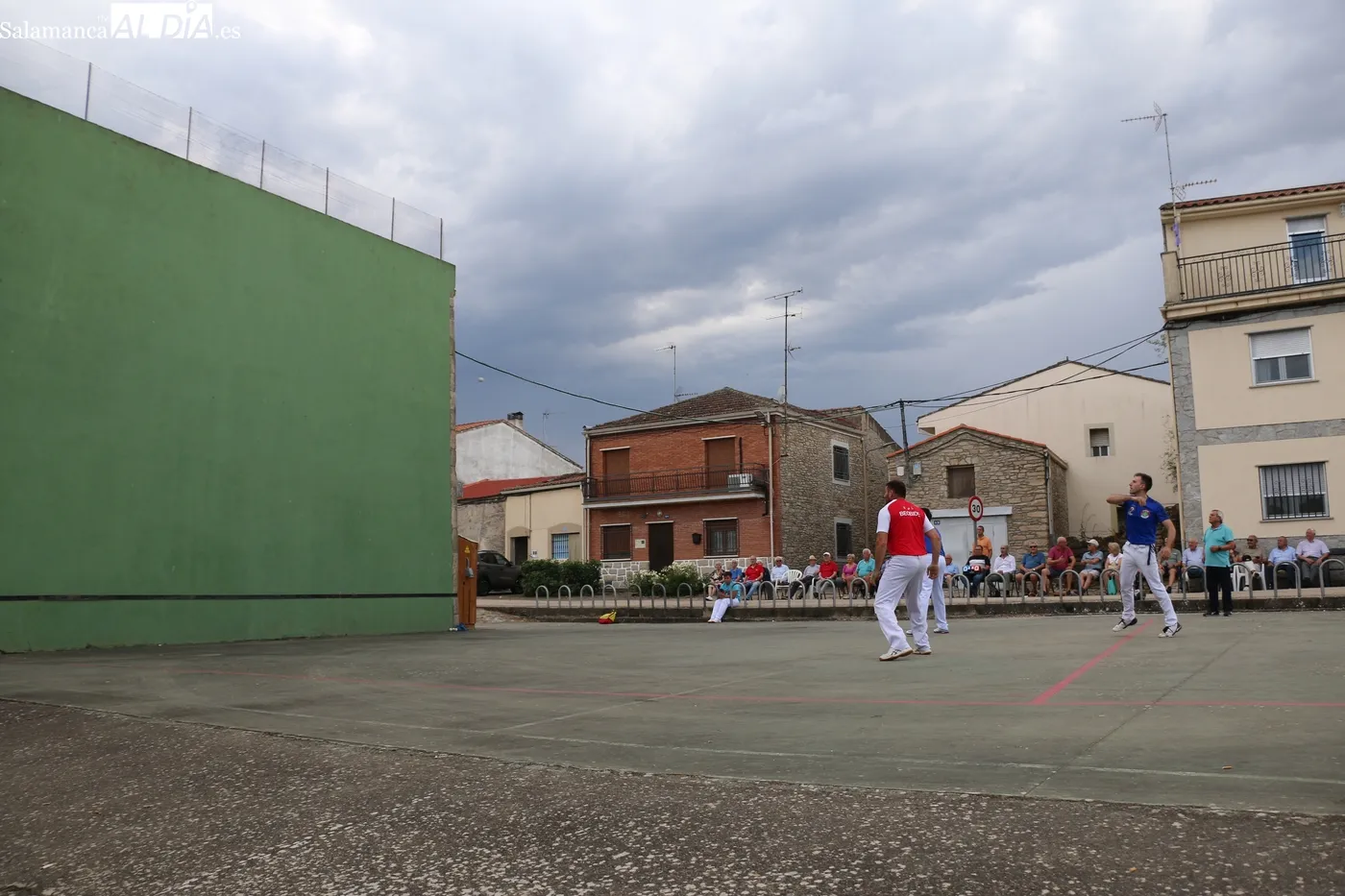 Entretenido partido de pelota en El Milano para enfilar el final de las fiestas / CORRAL