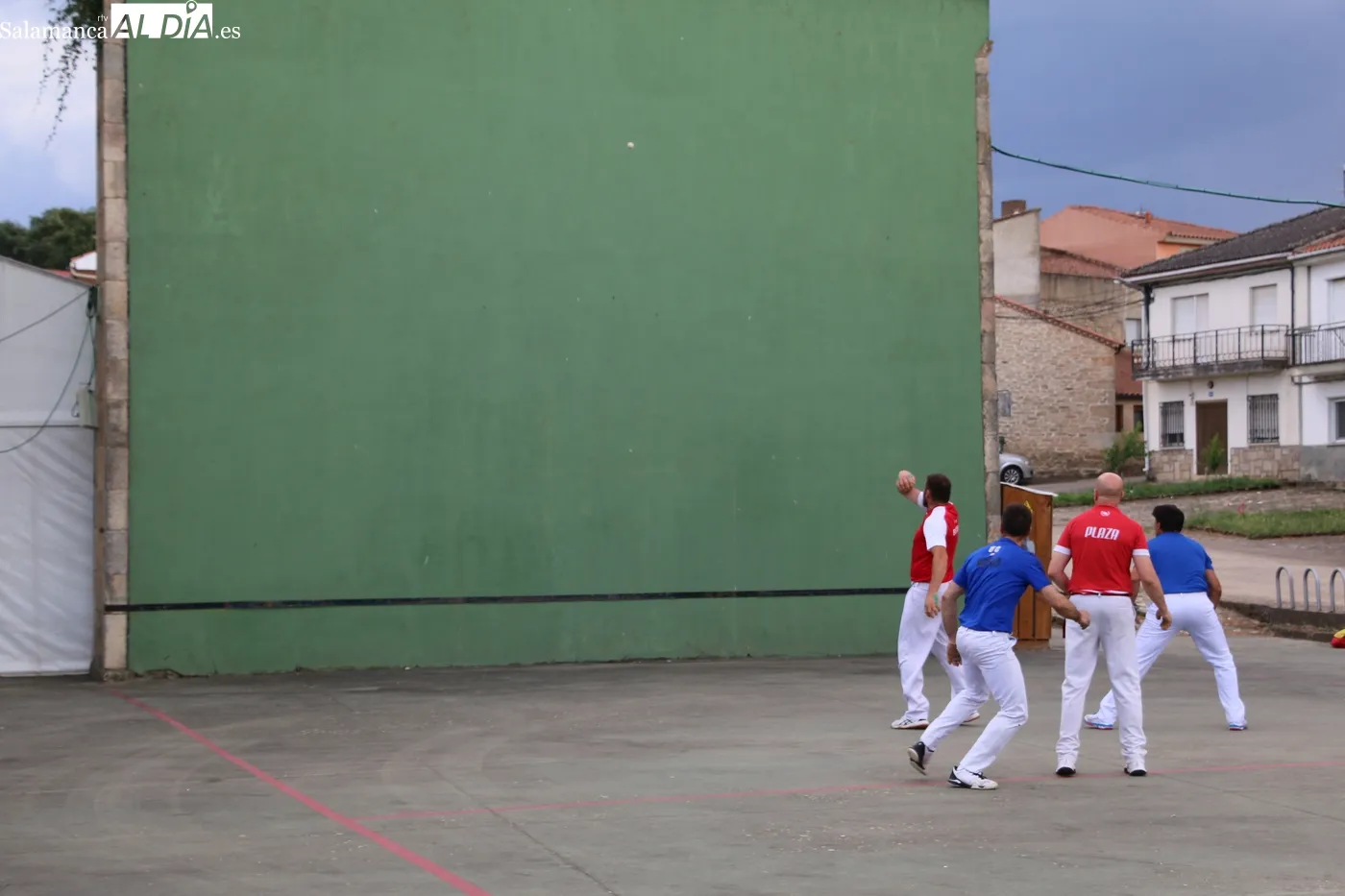 Entretenido partido de pelota en El Milano para enfilar el final de las fiestas / CORRAL