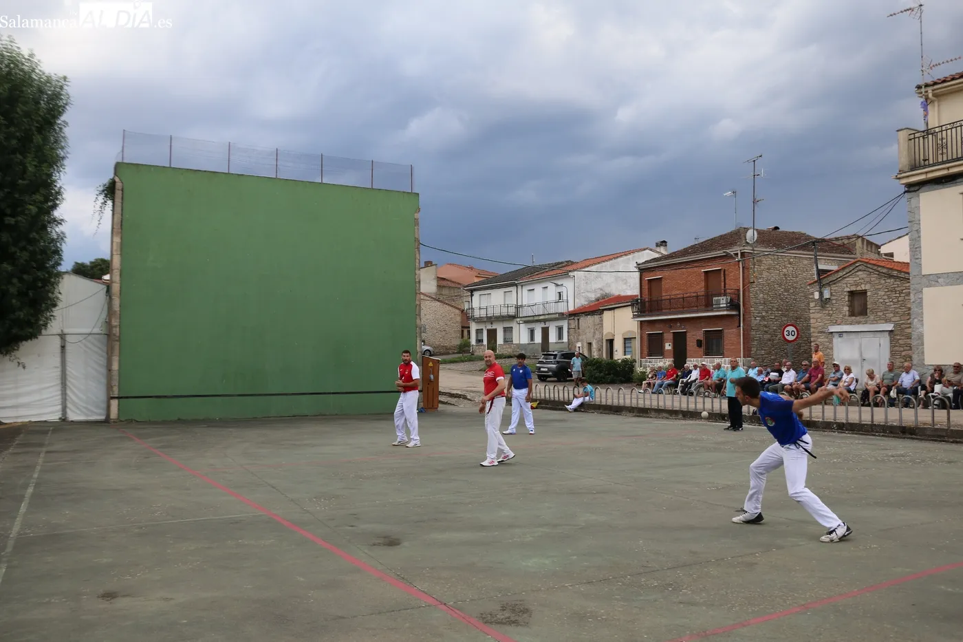Entretenido partido de pelota en El Milano para enfilar el final de las fiestas / CORRAL