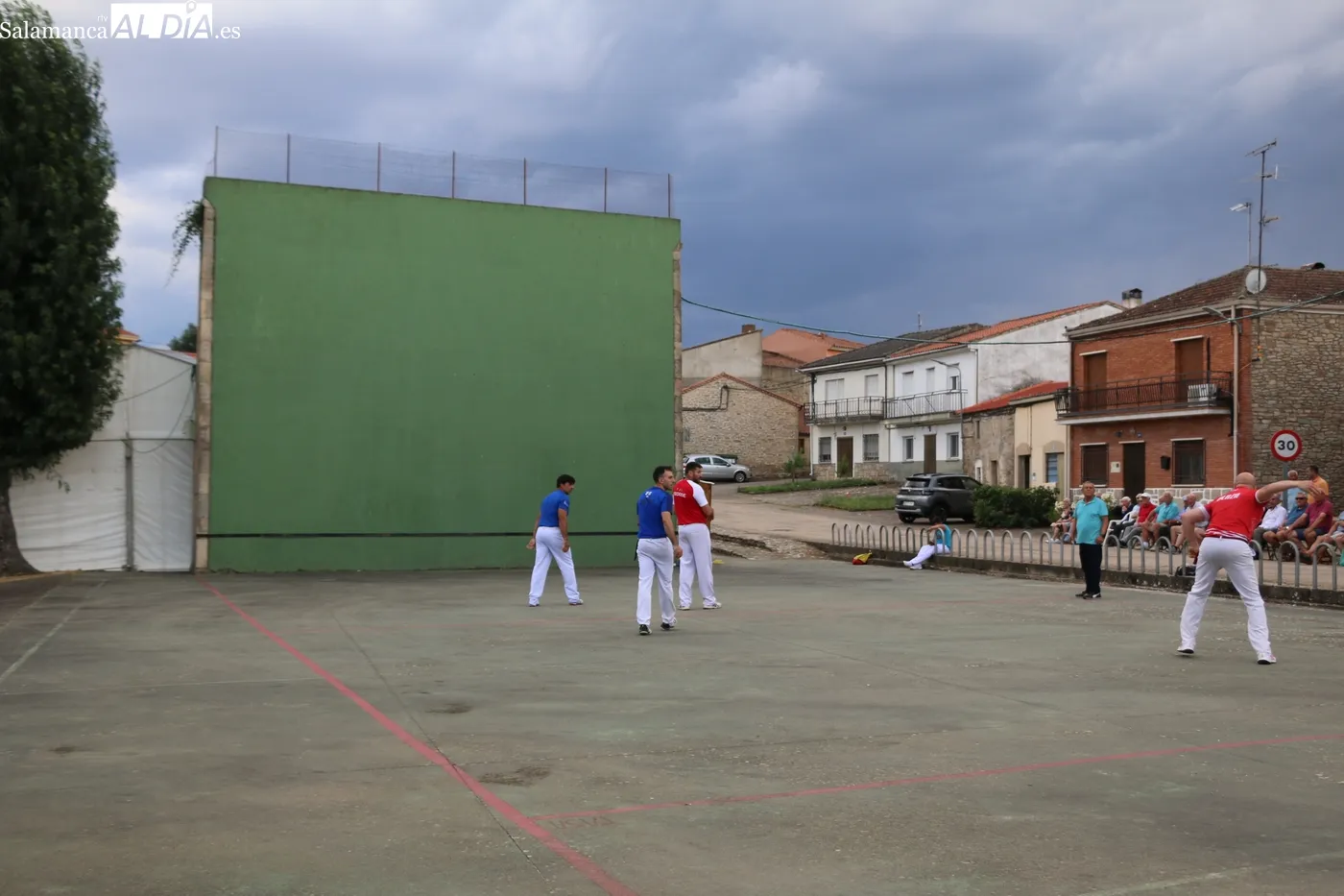 Entretenido partido de pelota en El Milano para enfilar el final de las fiestas / CORRAL