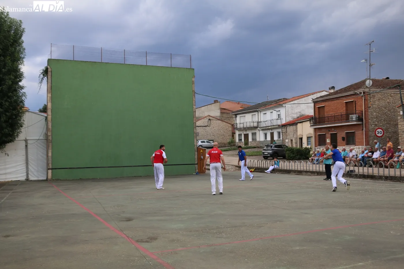 Entretenido partido de pelota en El Milano para enfilar el final de las fiestas / CORRAL