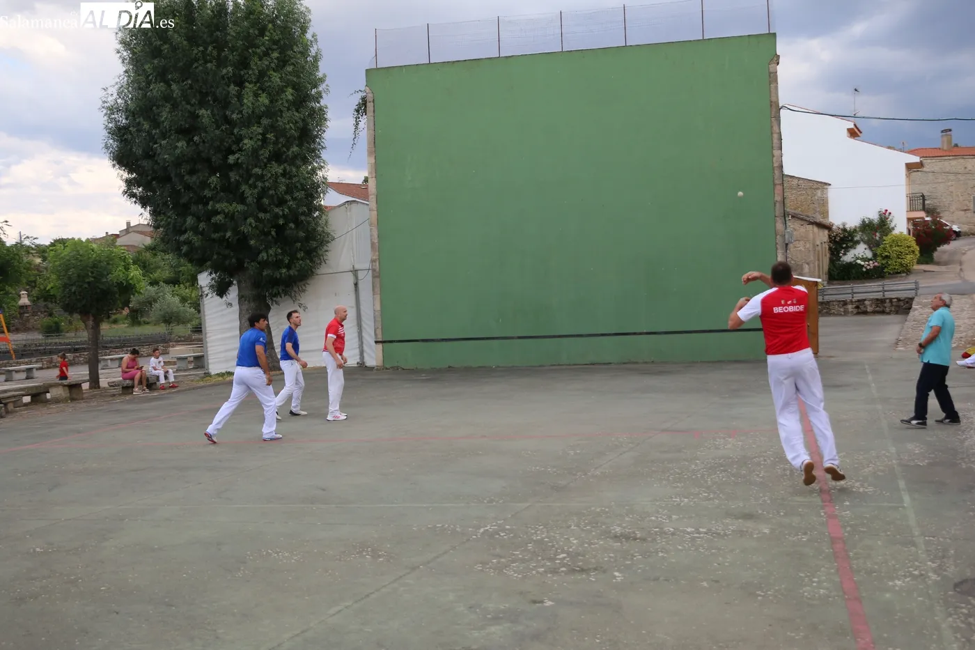 Entretenido partido de pelota en El Milano para enfilar el final de las fiestas / CORRAL