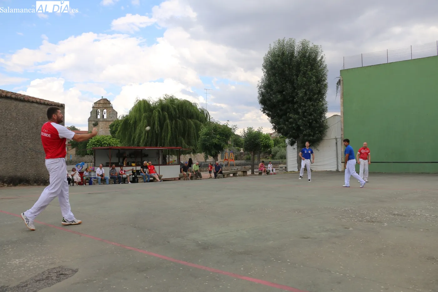 Entretenido partido de pelota en El Milano para enfilar el final de las fiestas / CORRAL