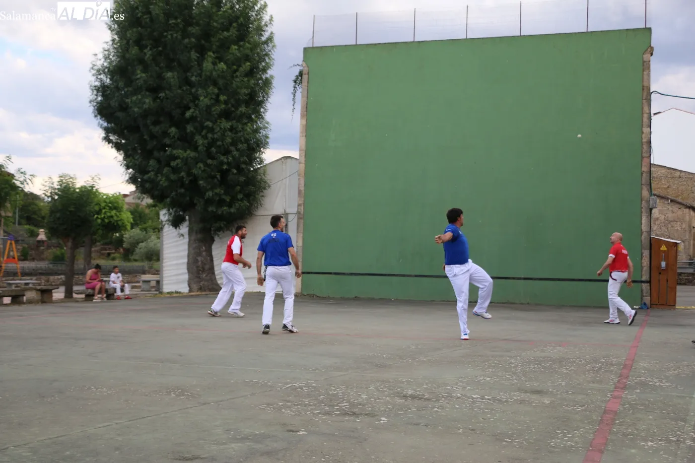 Entretenido partido de pelota en El Milano para enfilar el final de las fiestas / CORRAL