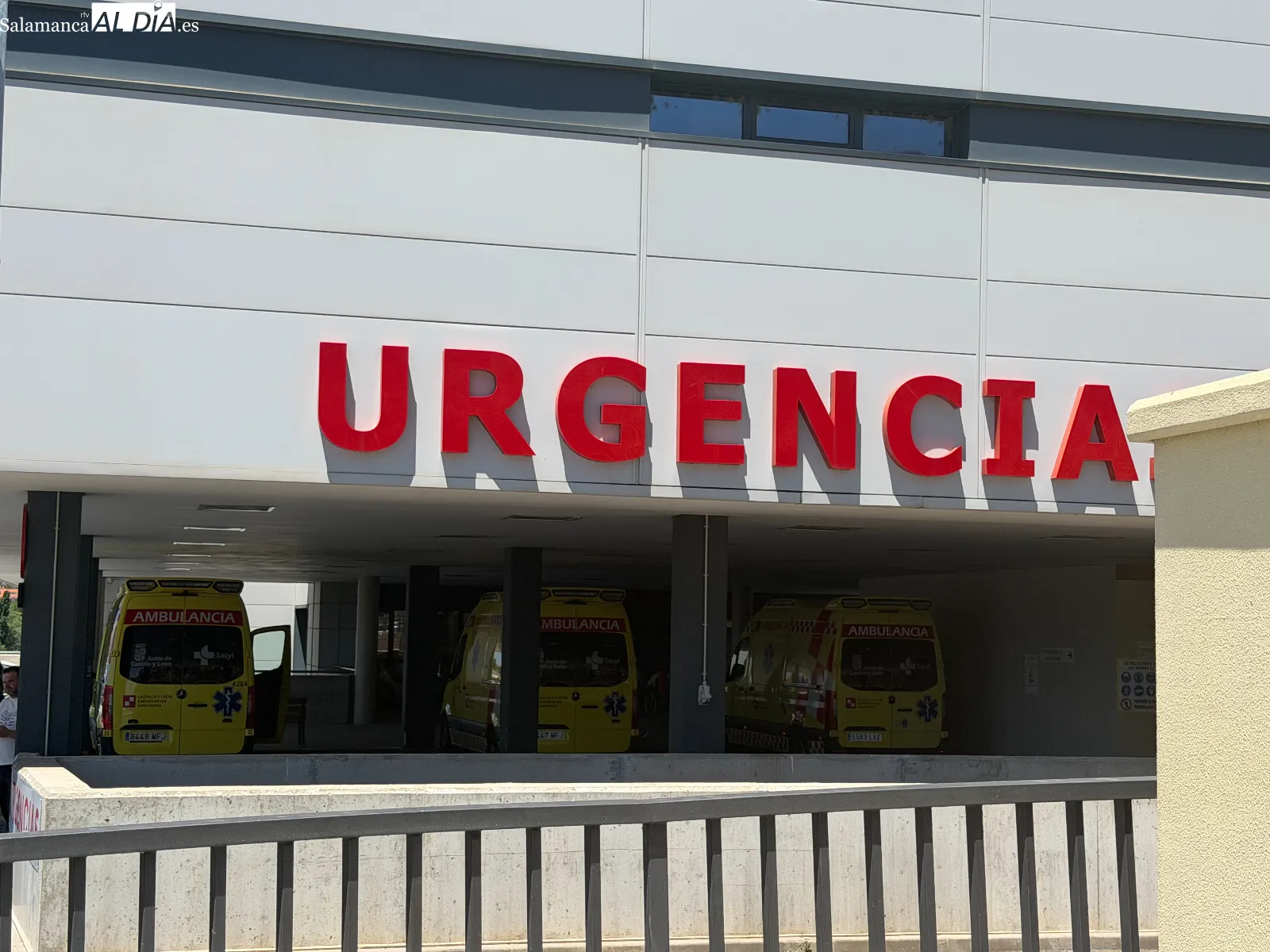 Así se encuentra en la actualidad la entrada a las urgencias del Hospital de Salamanca | FOTOS: V. Martins