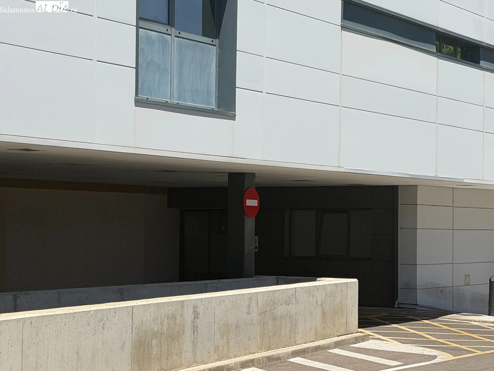 Así se encuentra en la actualidad la entrada a las urgencias del Hospital de Salamanca | FOTOS: V. Martins