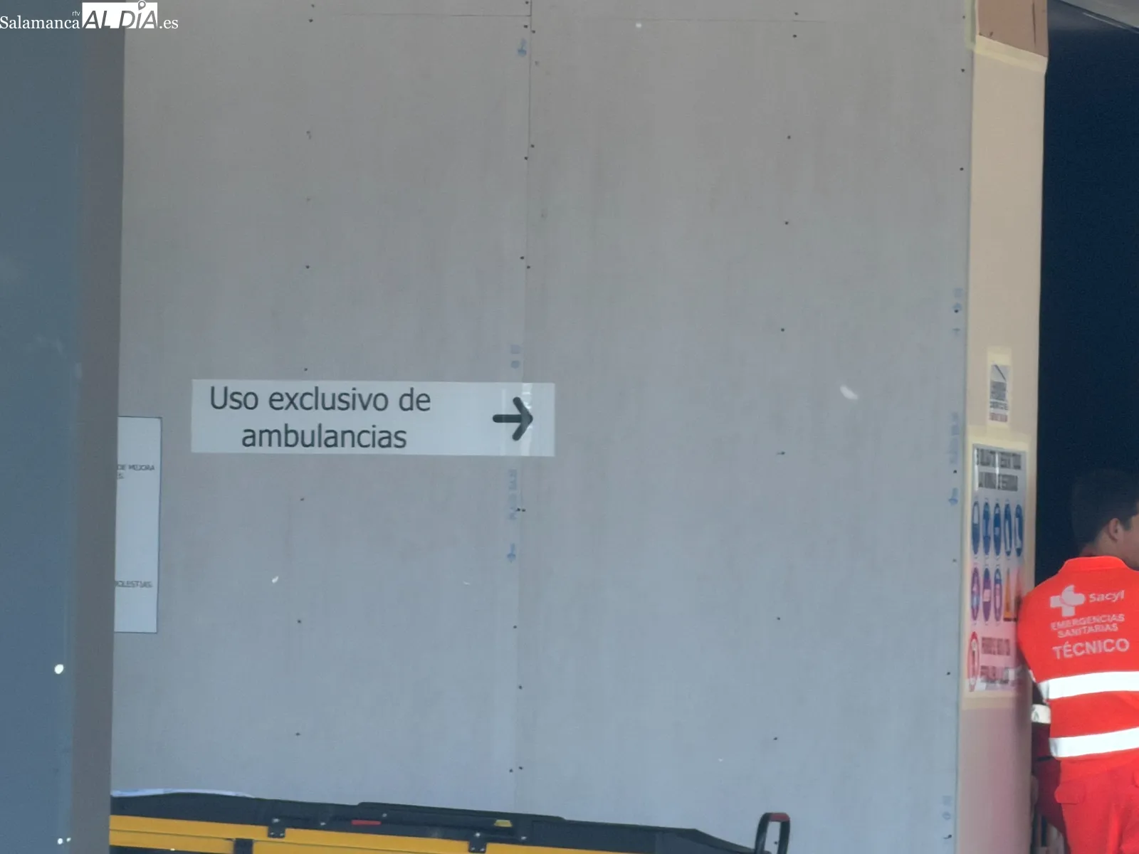 Así se encuentra en la actualidad la entrada a las urgencias del Hospital de Salamanca | FOTOS: V. Martins