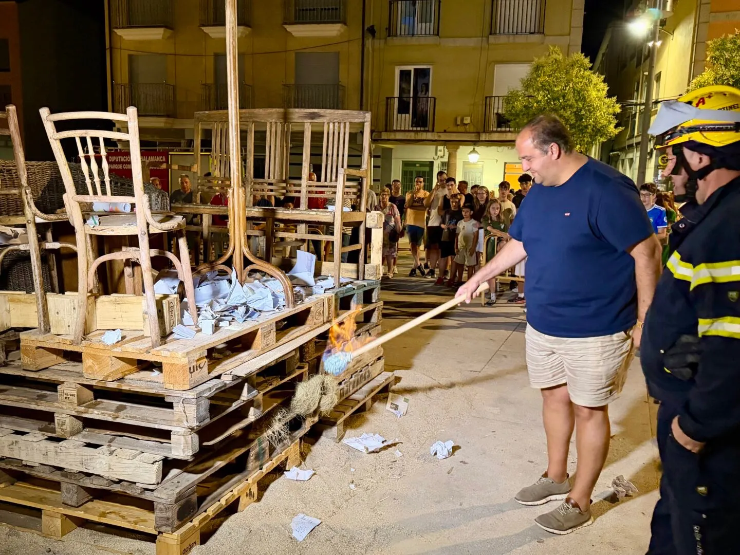 Foto 10 - As&iacute; vivi&oacute; Guijuelo el encendido de la tradicional hoguera de San Juan