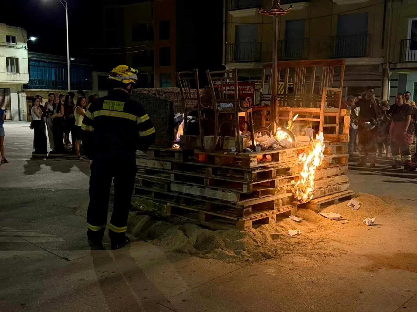 Foto 9 - As&iacute; vivi&oacute; Guijuelo el encendido de la tradicional hoguera de San Juan