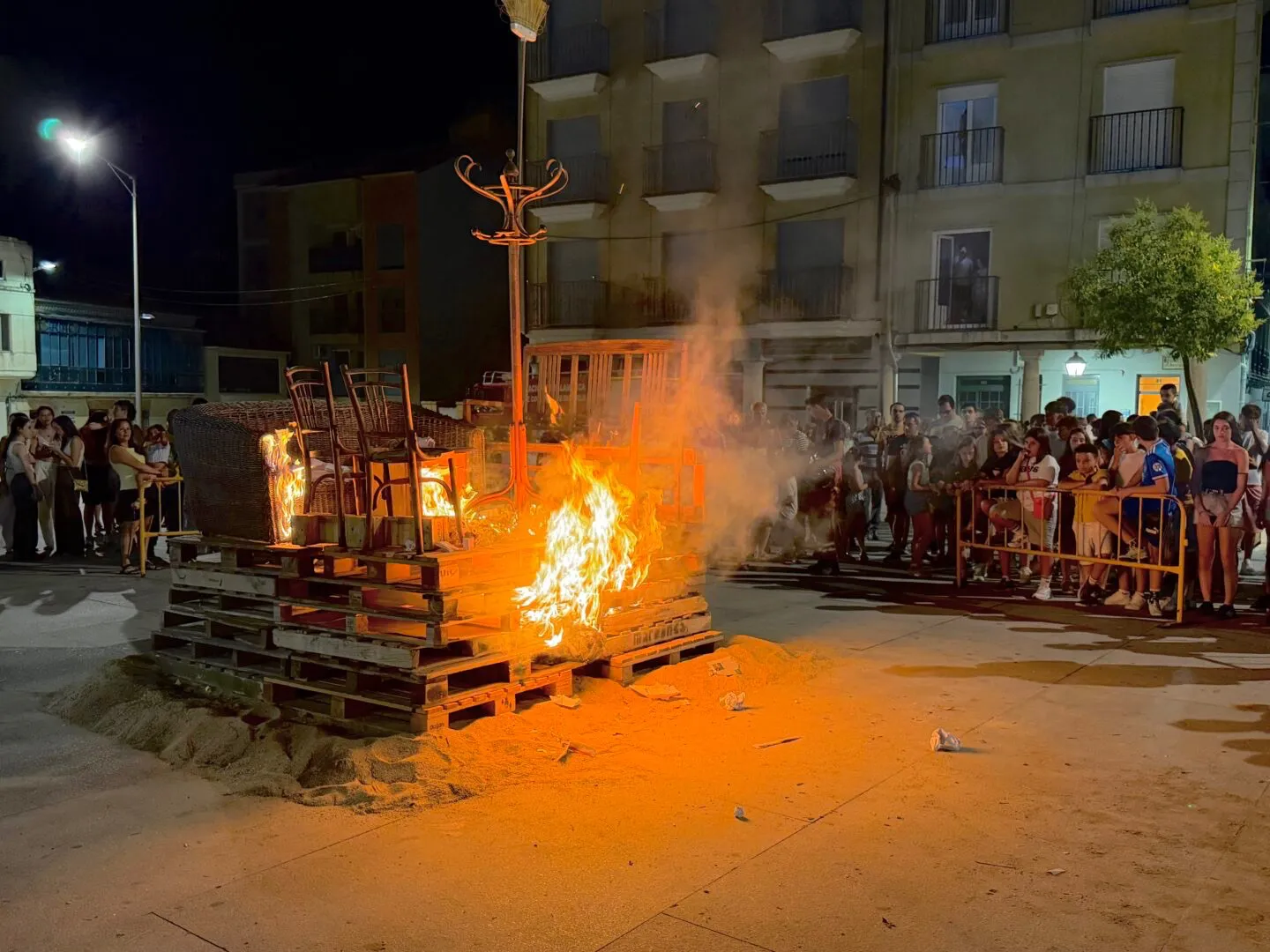 Foto 7 - As&iacute; vivi&oacute; Guijuelo el encendido de la tradicional hoguera de San Juan