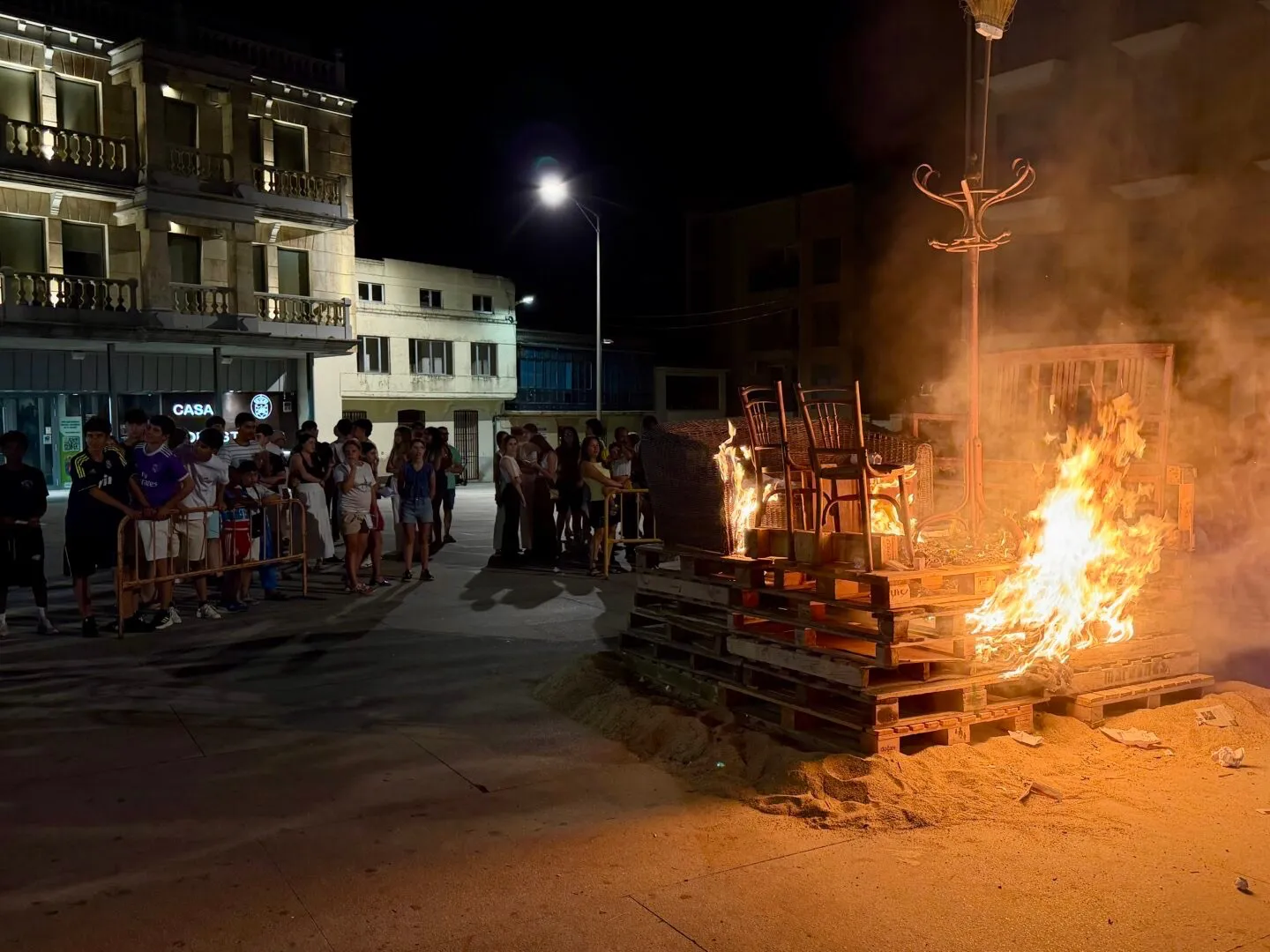 Foto 6 - As&iacute; vivi&oacute; Guijuelo el encendido de la tradicional hoguera de San Juan
