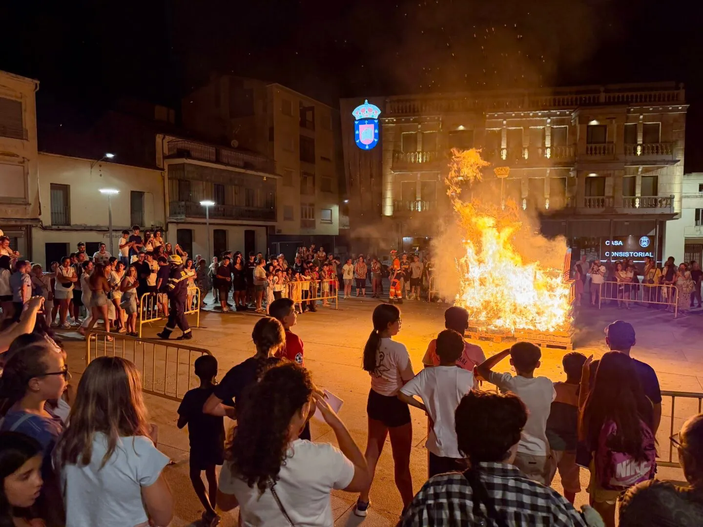 Foto 5 - As&iacute; vivi&oacute; Guijuelo el encendido de la tradicional hoguera de San Juan
