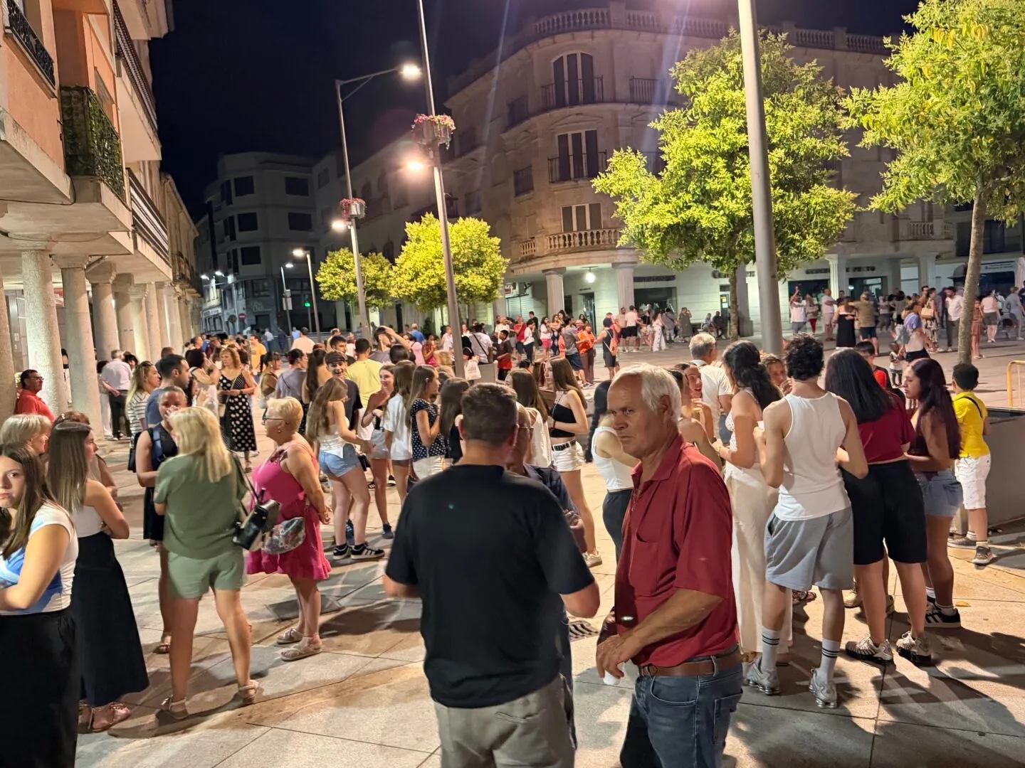 Foto 2 - As&iacute; vivi&oacute; Guijuelo el encendido de la tradicional hoguera de San Juan