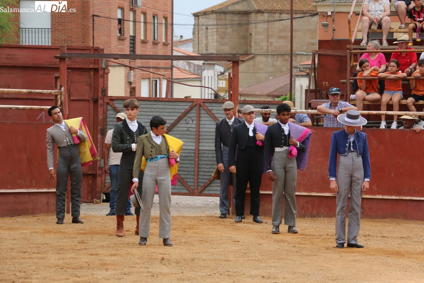 Clase práctica de alumnos de las escuelas de tauromaquia de Salamanca y Guadalajara / CORRAL Y LOUBNA BOUREGBA