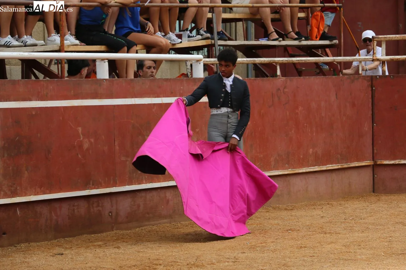 Clase práctica de alumnos de las escuelas de tauromaquia de Salamanca y Guadalajara / CORRAL Y LOUBNA BOUREGBA