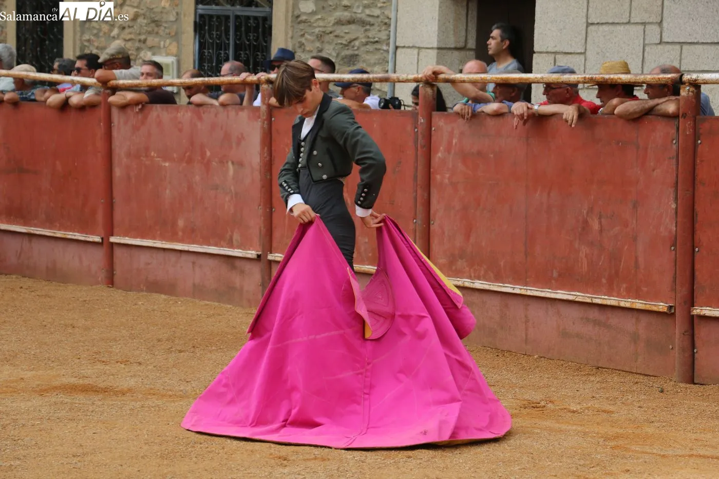 Clase práctica de alumnos de las escuelas de tauromaquia de Salamanca y Guadalajara / CORRAL Y LOUBNA BOUREGBA