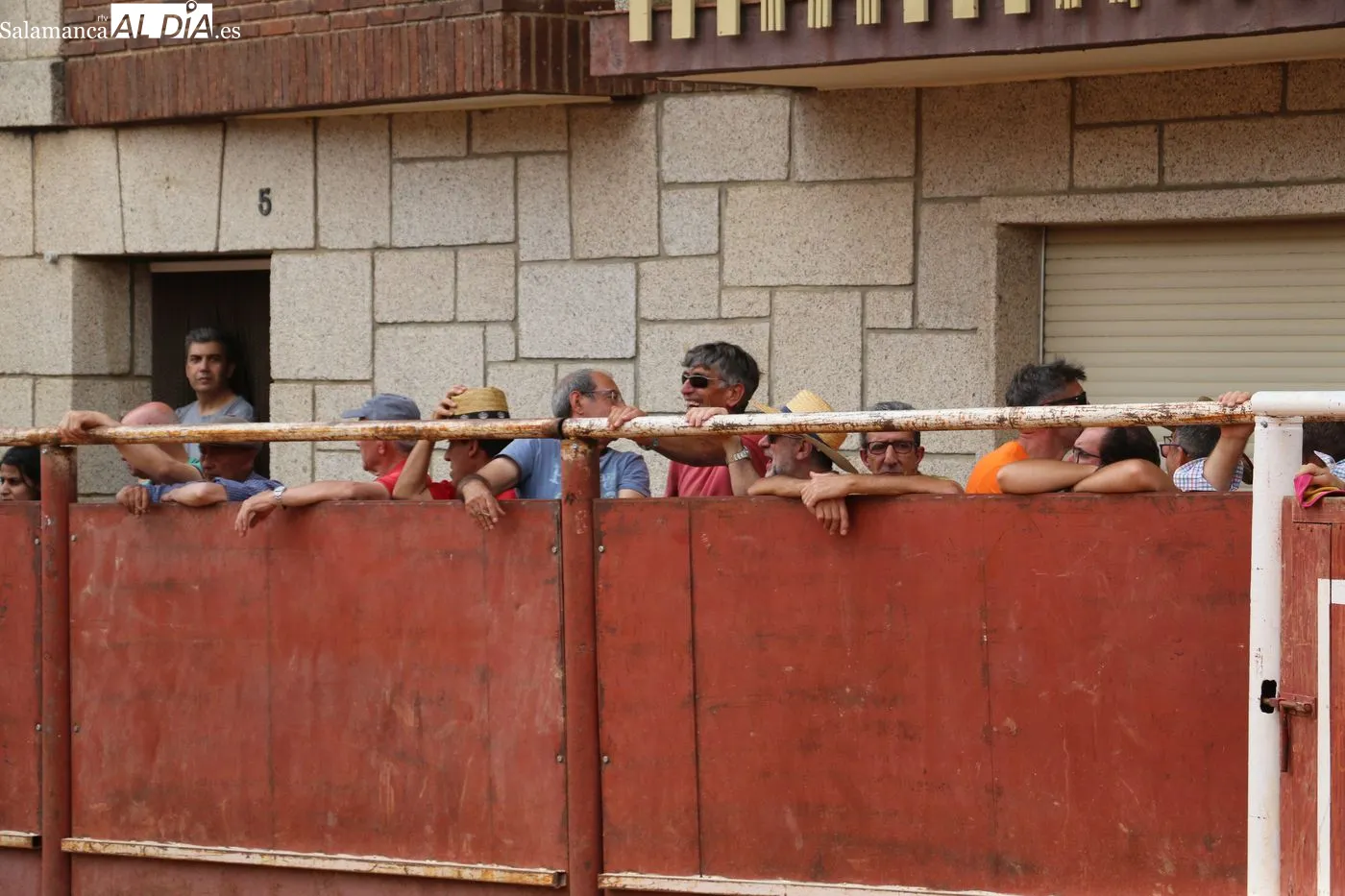 Clase práctica de alumnos de las escuelas de tauromaquia de Salamanca y Guadalajara / CORRAL Y LOUBNA BOUREGBA