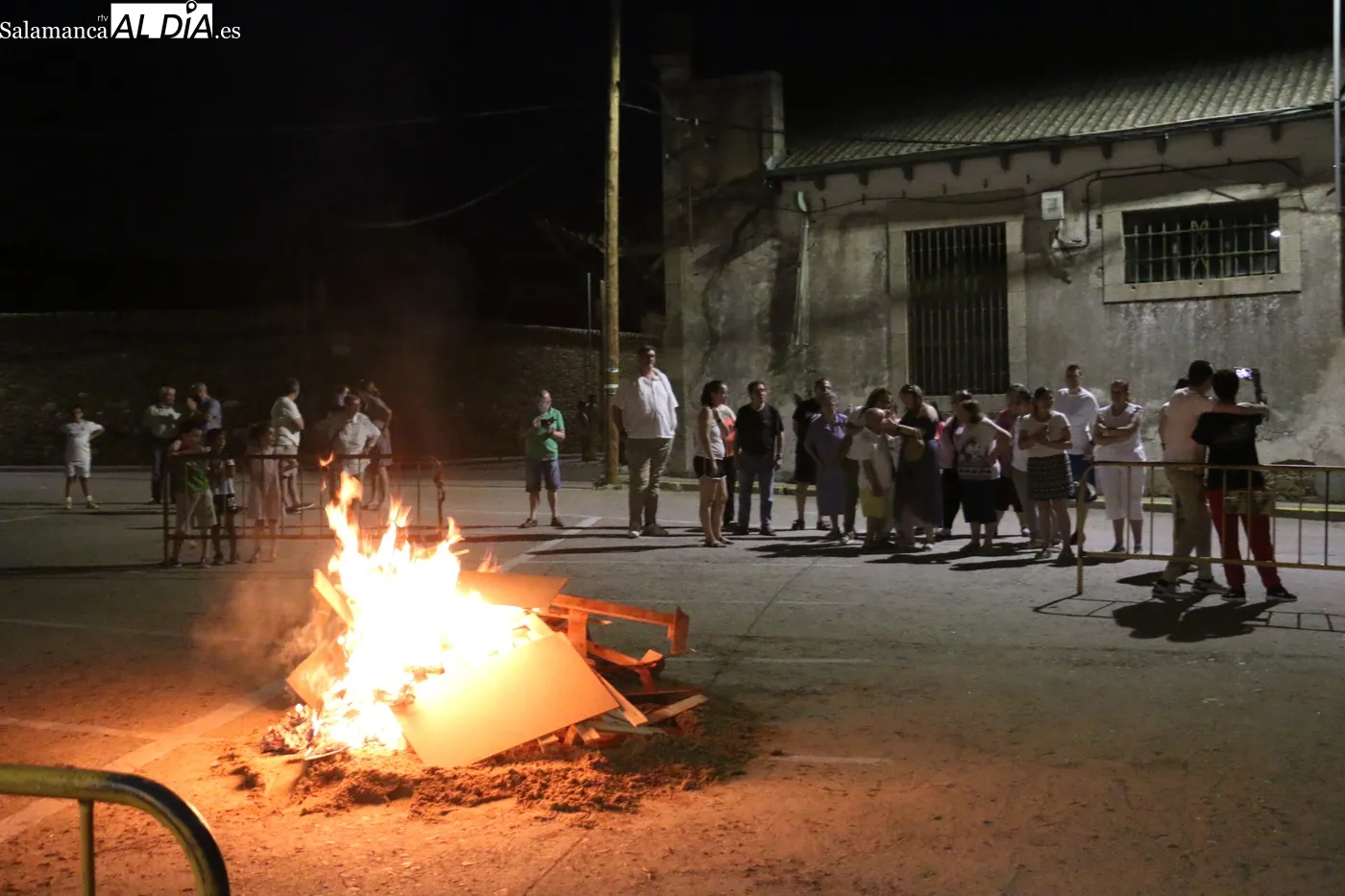 Vitigudino volvió a vivir por segundo año consecutivo su hoguera de San Juan / CORRAL 