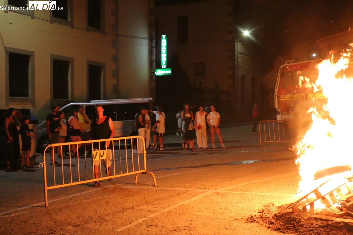 Vitigudino volvió a vivir por segundo año consecutivo su hoguera de San Juan / CORRAL 