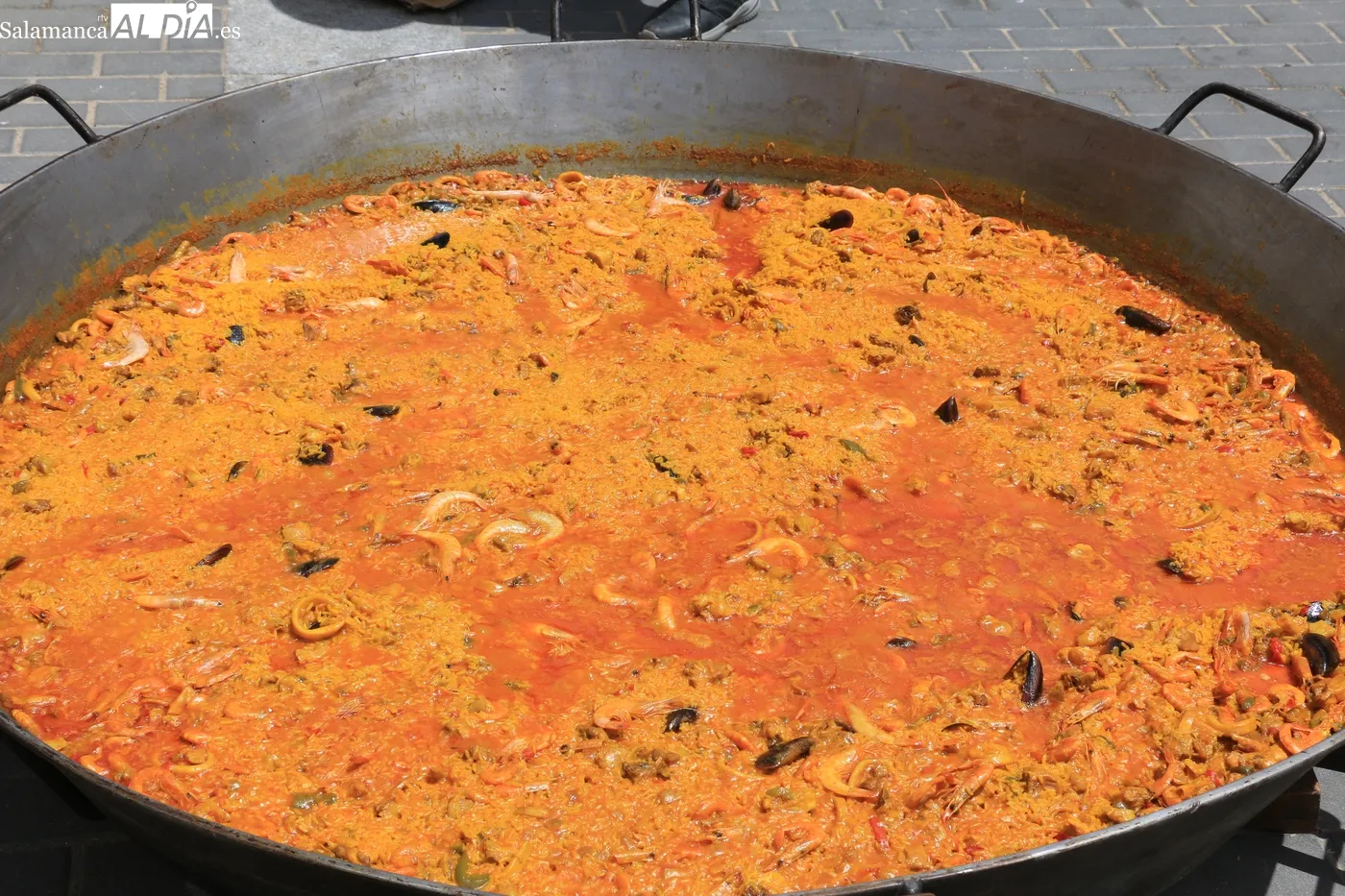 Una paella de 400 raciones se convertía en el eje central de las fiestas este jueves / CORRAL