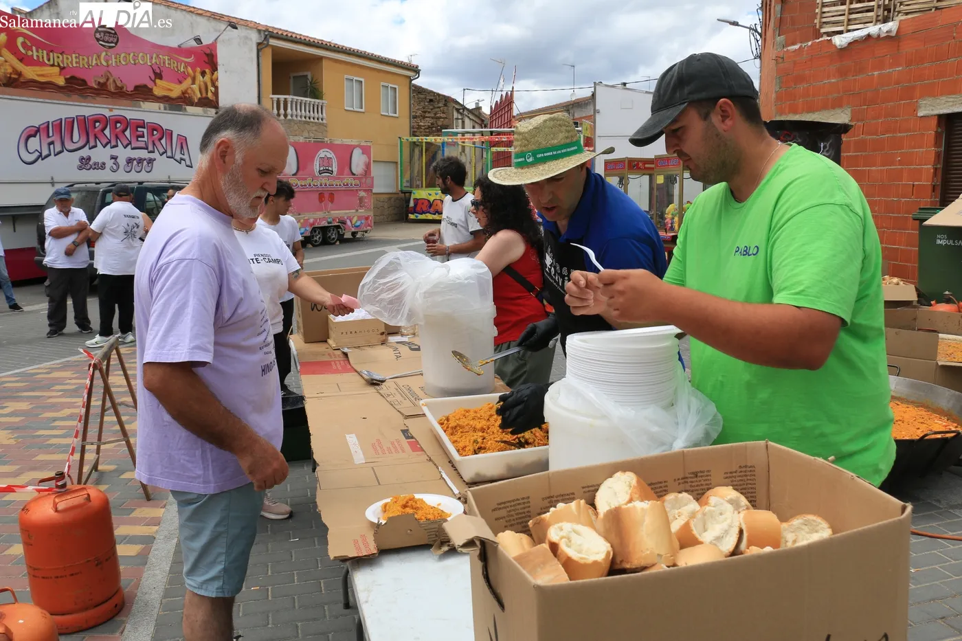 Una paella de 400 raciones se convertía en el eje central de las fiestas este jueves / CORRAL