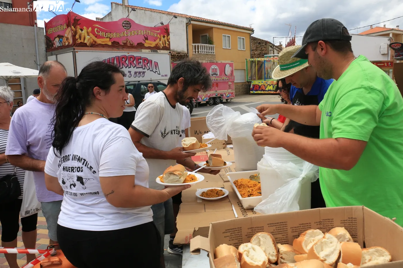 Una paella de 400 raciones se convertía en el eje central de las fiestas este jueves / CORRAL
