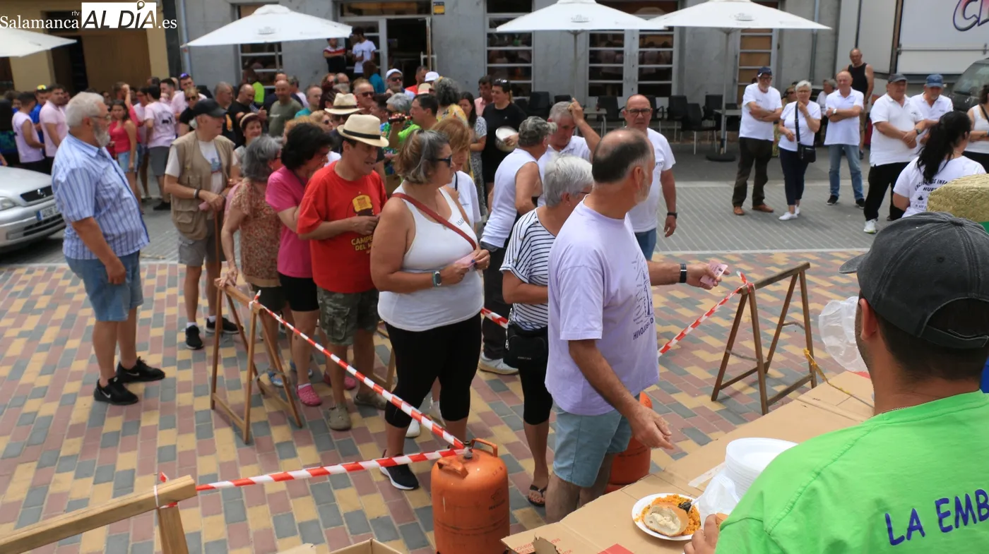 Una paella de 400 raciones se convertía en el eje central de las fiestas este jueves / CORRAL