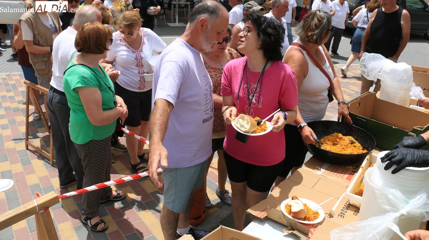 Una paella de 400 raciones se convertía en el eje central de las fiestas este jueves / CORRAL