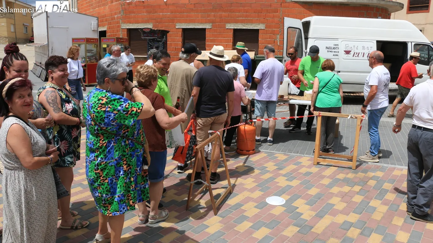 Una paella de 400 raciones se convertía en el eje central de las fiestas este jueves / CORRAL
