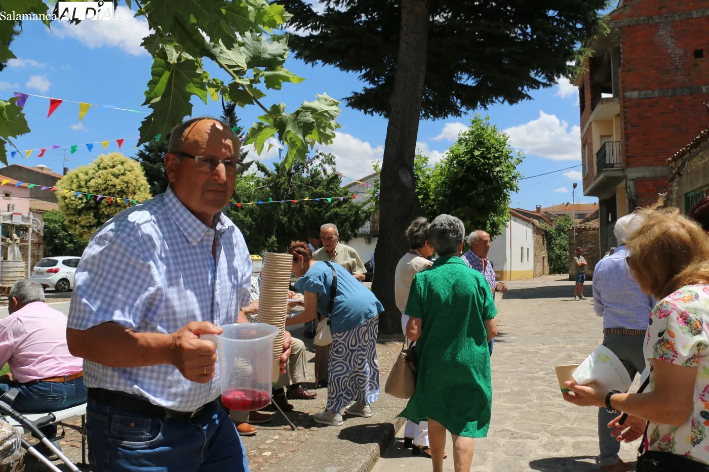 Convite en el parque de abajo tras la misa / CORRAL