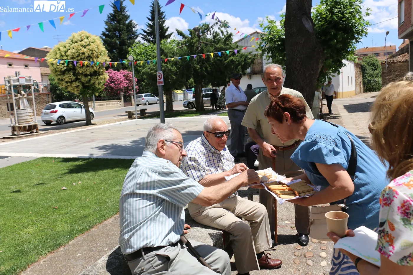Convite en el parque de abajo tras la misa / CORRAL