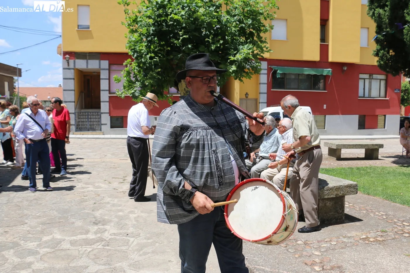 Convite en el parque de abajo tras la misa / CORRAL